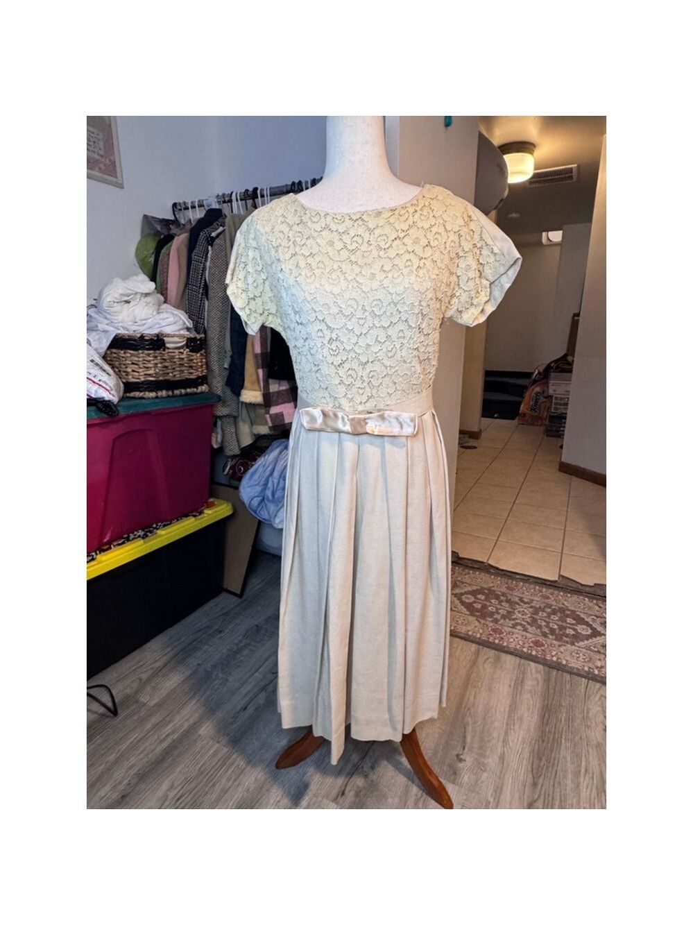 Vintage dress cream lace pleats size 15? Toby zipper satin